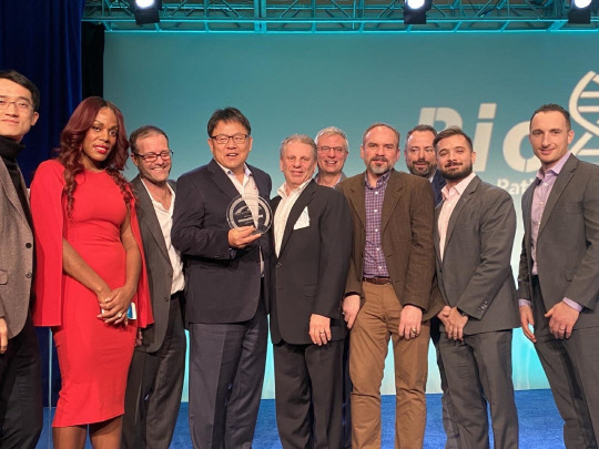 조정우 SK바이오팜·SK라이프사이언스 사장(왼쪽에서 네번째)이 지난 6일(현지시각) 미국 뉴저지주의 힐튼 이스트브런즈윅 호텔에서 바이오 뉴저지협회 이노베이터 어워드 트로피를 받고 기념촬영을 하고 있다.   SK바이오팜 제공